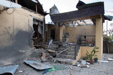 Karabağ savaşında yıkılan evlerin manzarası. Sivillere karşı Ermeni terörü. Tatar şehri Azerbaycan 'da bombalanan evler: 10 Ekim 2020.