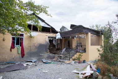 Karabağ savaşında yıkılan evlerin manzarası. Sivillere karşı Ermeni terörü. Tatar şehri Azerbaycan 'da bombalanan evler: 10 Ekim 2020.