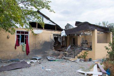 Karabağ savaşında yıkılan evlerin manzarası. Sivillere karşı Ermeni terörü. Tatar şehri Azerbaycan 'da bombalanan evler: 10 Ekim 2020.