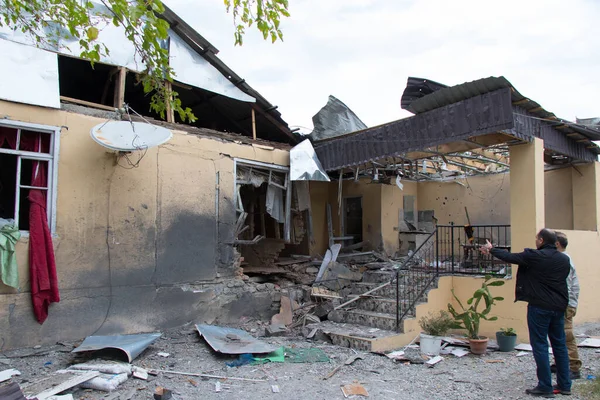 Karabağ savaşında yıkılan evlerin manzarası. Sivillere karşı Ermeni terörü. Tatar şehri Azerbaycan 'da bombalanan evler: 10 Ekim 2020.