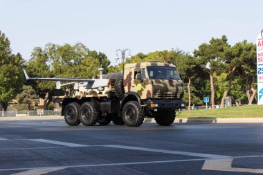 Zaferin 100. yıldönümü kutlamalarında askeri insansız hava aracı. Bakü - Azerbaycan: 15 Eylül 2018