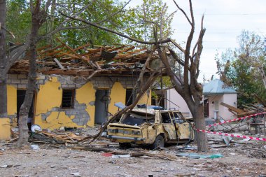 Tatar, Azerbaycan - 10 Ekim 2020. Savaş suçu. Sivil binaları bombaladı. Savaşın sivil nüfusa verdiği zarar.