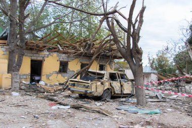 Tatar, Azerbaycan - 10 Ekim 2020. Savaş suçu. Sivil binaları bombaladı. Savaşın sivil nüfusa verdiği zarar.