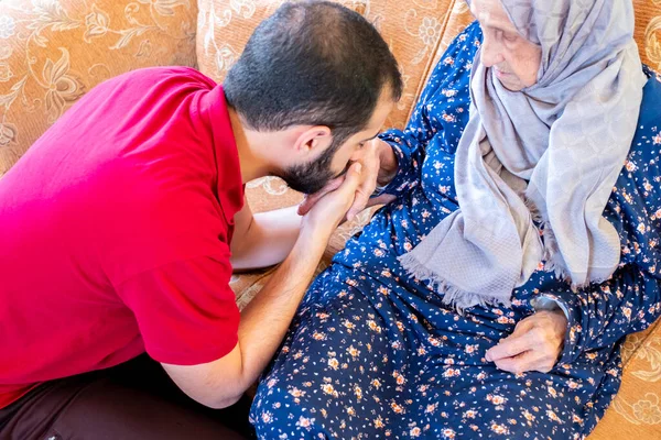Arabo Musulmano Ragazzo Baci Sua Nonna Mano Rispetto — Foto Stock