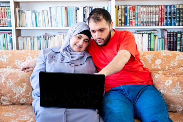 용어와 노트북을 사용하는 어머니 와아들 — 스톡 사진