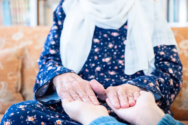 Feliz Árabe Muçulmano Neta Segurando Suas Mãos Avó — Fotografia de Stock
