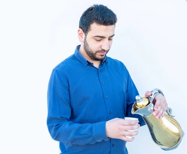 Árabe Cara Segurando Cafeteira Sua Mão Apresentando Xícara — Fotografia de Stock