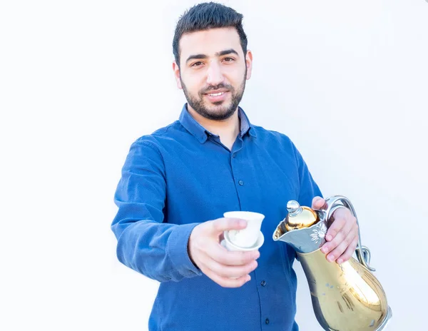 Árabe Chico Sosteniendo Café Olla Mano Presentando Taza —  Fotos de Stock