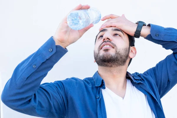 Arabski Facet Pijący Wodę Butelki — Zdjęcie stockowe