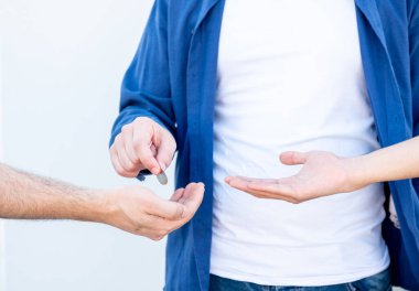 Fakirlere vermek için para tutan adam.