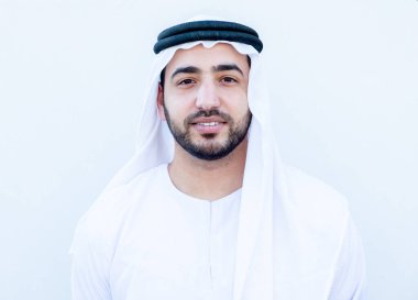 Arap adam gülümsüyor ve mutlu hissediyor.