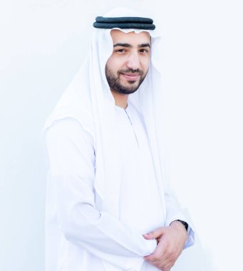 Arap adam gülümsüyor ve mutlu hissediyor.