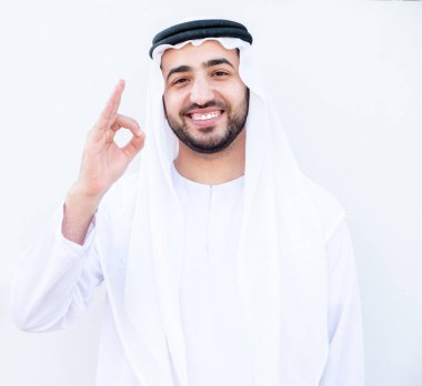 Arap adam hayranlık sembolü yapıyor.