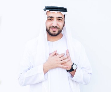 Arap adam kalp atışlarını elleriyle hissediyor.