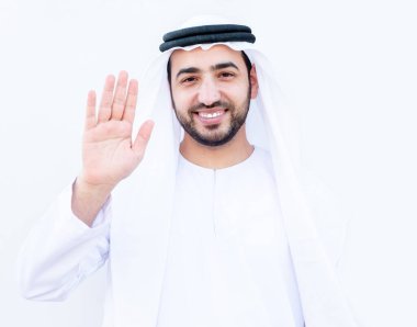 Arap adam gülümsüyor ve mutlu hissediyor.