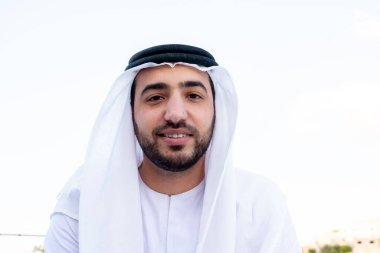 Arap adam gülümsüyor ve mutlu hissediyor.