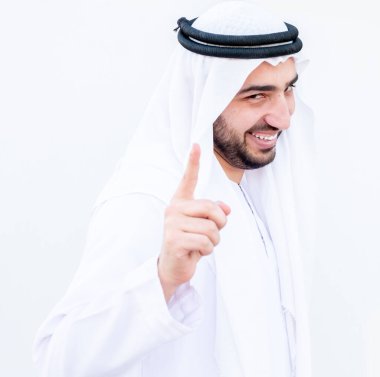 Arap adam gülümsüyor ve mutlu hissediyor.