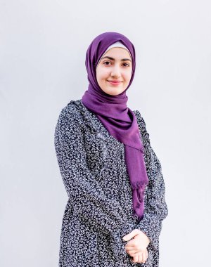 Arap Müslüman kız ayakta gülümsüyor