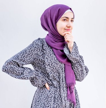 Arap Müslüman kız düşünmekte zorlanıyor