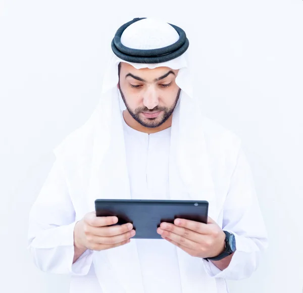 Arabský Muslimman Používající Tablet Studiu Svých Lekcí Škole — Stock fotografie