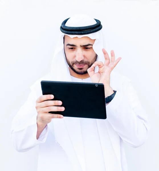 Arabski Muzułmanin Pomocą Tabletu Nauki Lekcji Szkole — Zdjęcie stockowe