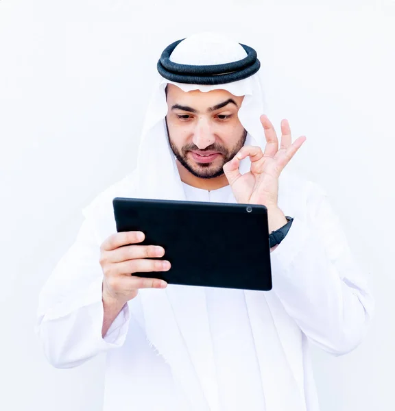 Arabski Muzułmanin Pomocą Tabletu Nauki Lekcji Szkole — Zdjęcie stockowe
