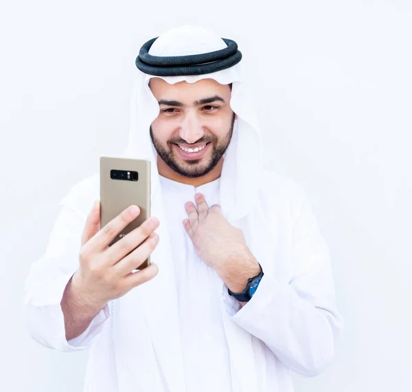 Arabský Muslim Chlap Pomocí Svého Chytrého Telefonu Komunikovat Lidmi Online — Stock fotografie