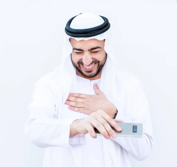 Arabský Muslim Chlap Pomocí Svého Chytrého Telefonu Komunikovat Lidmi Online — Stock fotografie