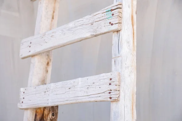 Starý Venkovský Dřevěný Žebřík Potřebuje Práci Aby Mohl Použít — Stock fotografie