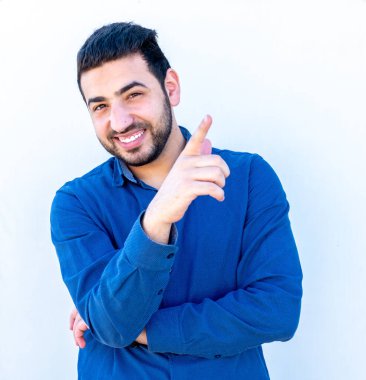Arap Müslüman adam mutlu ve gülümsüyor.