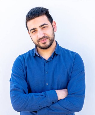 Arap Müslüman adam mutlu ve gülümsüyor.