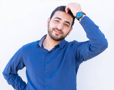 Arap Müslüman adam mutlu ve gülümsüyor.