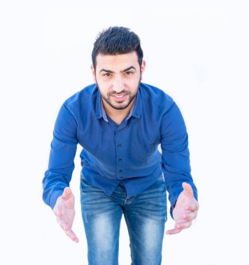 Arap adam elini izliyor.