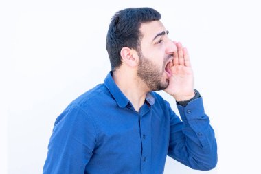 Arap adam elinden geldiğince bağırıyor.