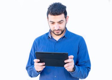 İnternetten konuşan Arap bir adam.