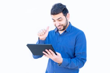 İnternetten konuşan Arap bir adam.