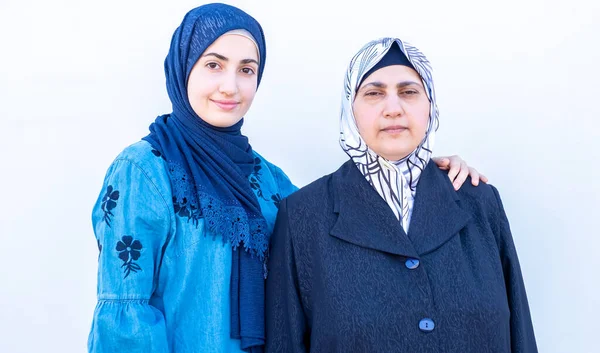 Arap Müslüman kız ve annesi yan yana dururlar.