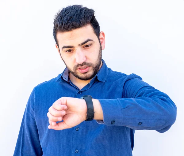 Árabe Cara Assistindo Seu Relógio Mão — Fotografia de Stock