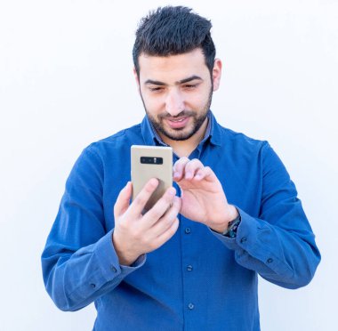 Cep telefonu kullanan bir Arap.