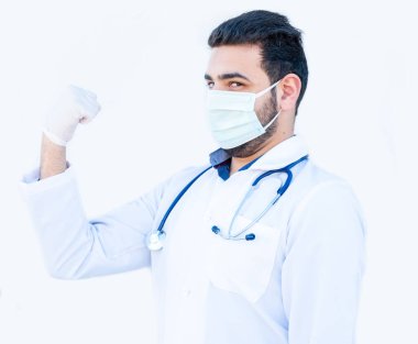 Arap doktor koruyucu giysiler giyerken kendini güçlü hissediyor