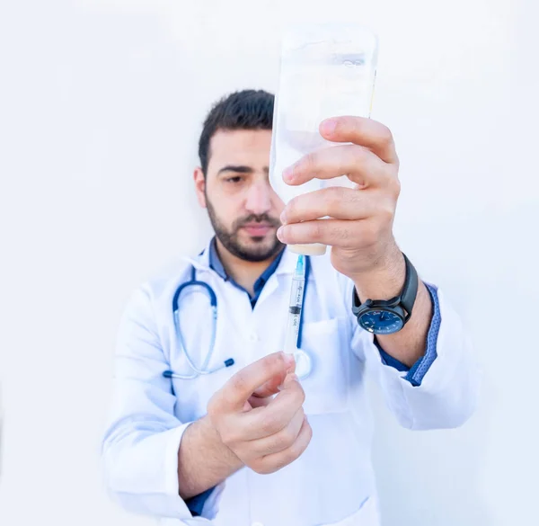 Médico Árabe Sosteniendo Aguja Mano — Foto de Stock