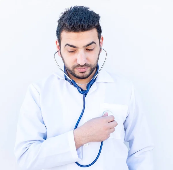 Arabský Chlapík Používající Stetoskop Poslechu Lidí Tepovou Frekvencí — Stock fotografie