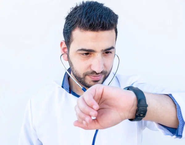 Arabský Lékař Měří Tep Podle Hodinek Poslouchá Stetoskop — Stock fotografie