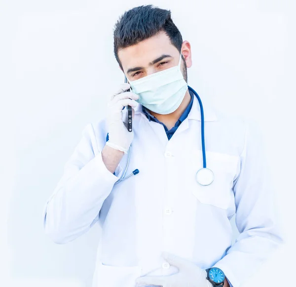 Arabski Lekarz Pomocą Smartfona Omawiania Medycznych Rzeczy Internecie — Zdjęcie stockowe