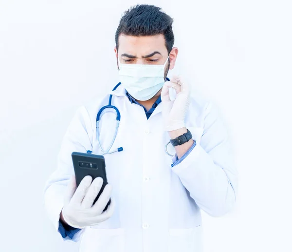 Arabský Lékař Pomocí Svého Chytrého Telefonu Diskutovat Lékařských Věcech Online — Stock fotografie