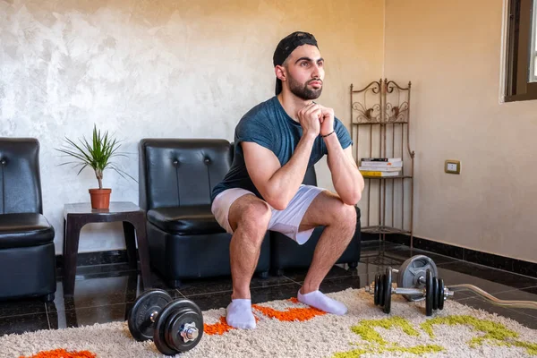 Adam formda kalmak için evde antrenman yapıyor.