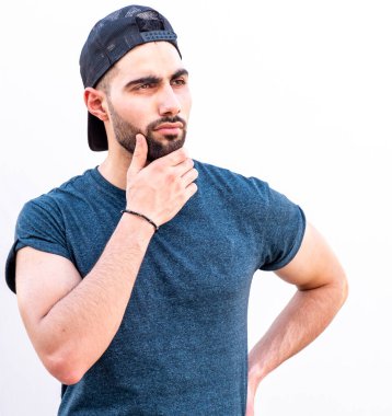 Adam ciddi ciddi bakıyor.