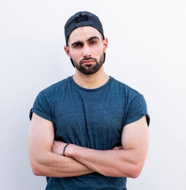 Adam ciddi ciddi bakıyor.