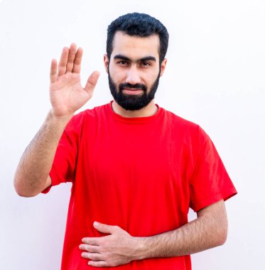 Ayakta duran ve selam vermek için el sallayan adam.