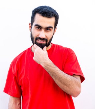 Adam ciddi ciddi bakıyor.